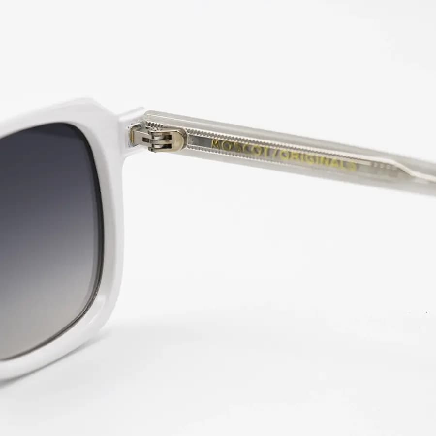 عینک آفتابی MOSCOT با فریم سفید براق، شکل مربعی و دسته سیمدار و لنز دودی هایلایت مدل 1212 — تصویر ۵