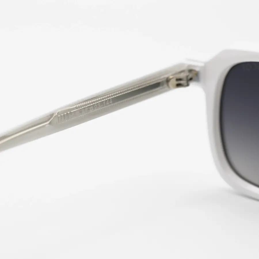 عینک آفتابی MOSCOT با فریم سفید براق، شکل مربعی و دسته سیمدار و لنز دودی هایلایت مدل 1212 — تصویر ۷