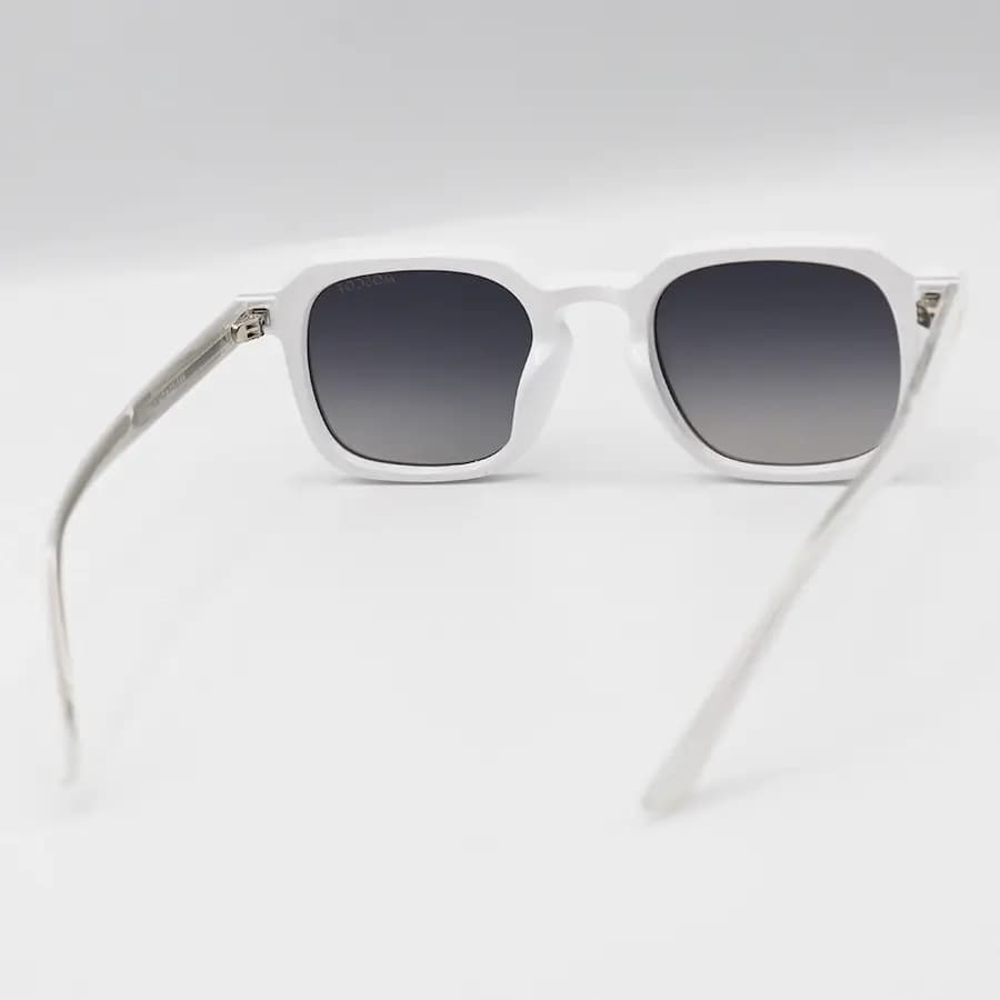 عینک آفتابی MOSCOT با فریم سفید براق، شکل مربعی و دسته سیمدار و لنز دودی هایلایت مدل 1212 — تصویر ۴