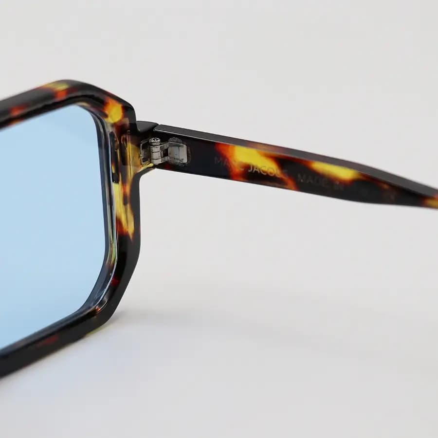 عینک دید در شب مارک جیکوبز با فریم مربعی شکل، رنگ هاوانا براق و لنز آبی مدل ZN3903 — تصویر ۵