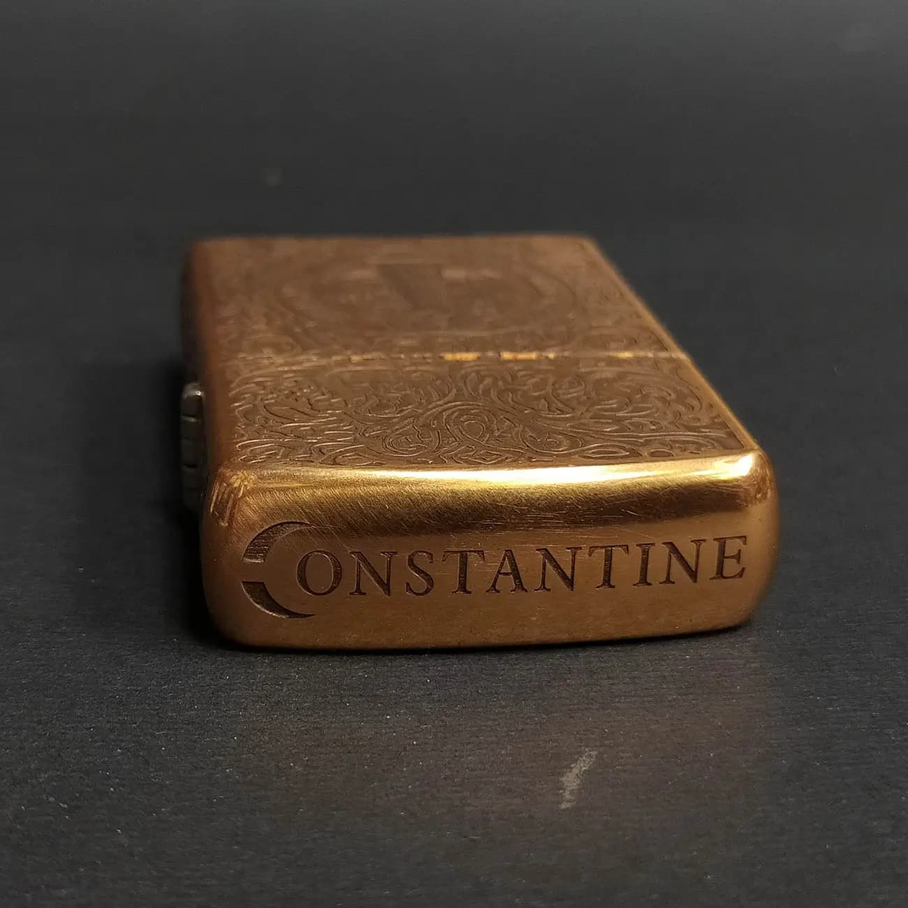 فندک بنزینی زورو ZORRO طرح کنستانتین Constantine | صلیب سنت بندیکت Saint Benedict برنزی با حکاکی اسلیمی — تصویر ۴