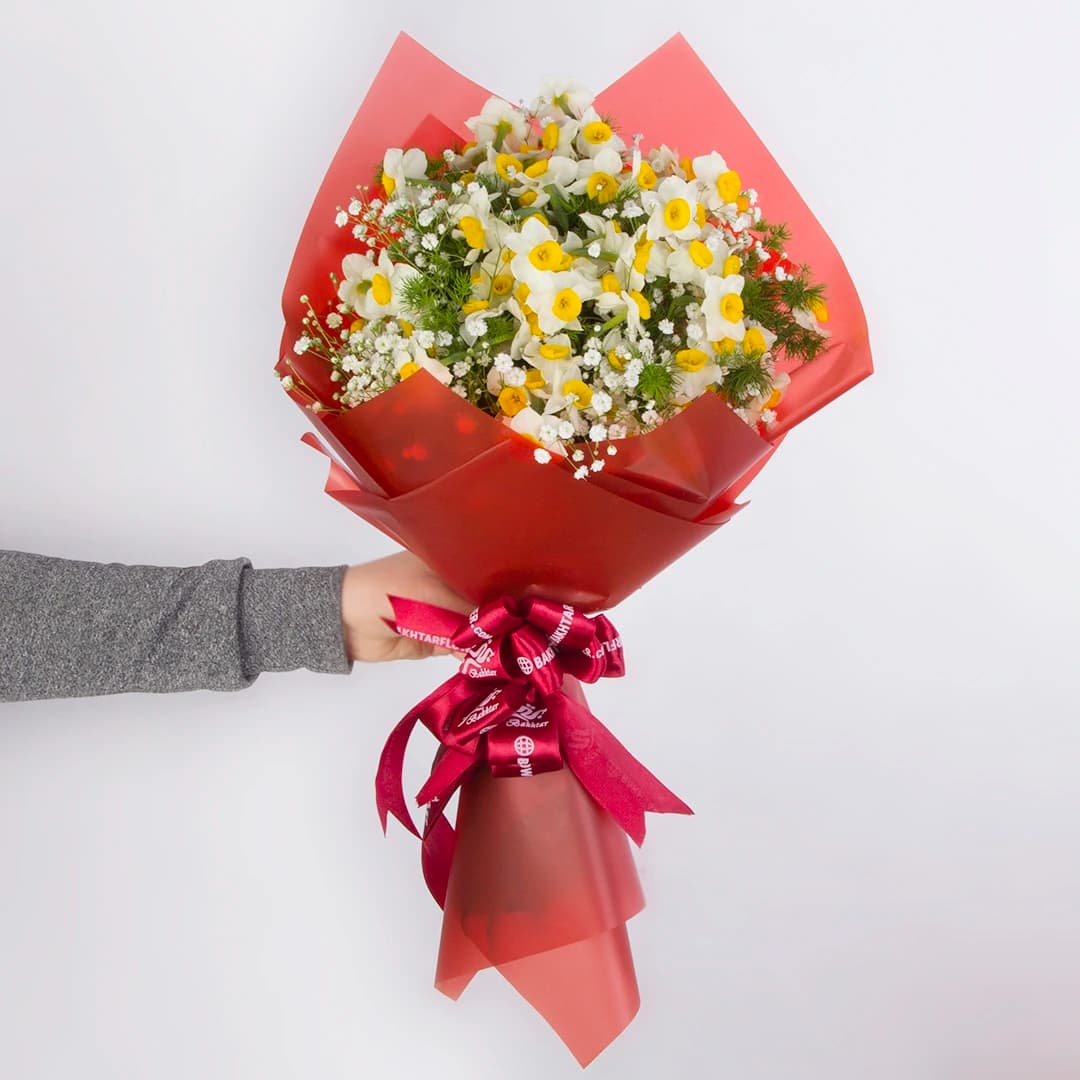دسته گل هدیه نرگس و عروس کد 6500