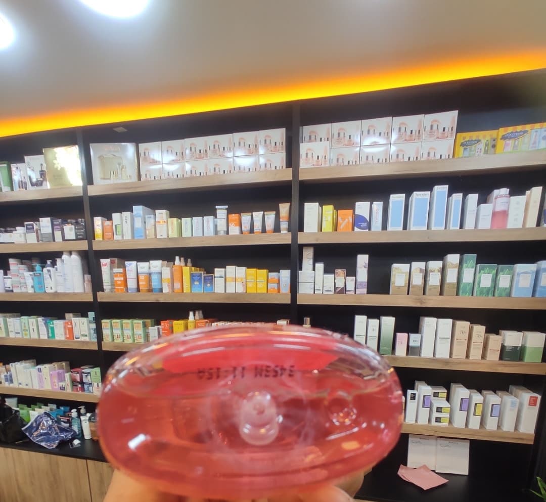 ژل شستشو صورت نوتروژینا Clear & Radiant حاوی ویتامین C و عصاره ی گریپ فروت Neutrogena Fresh & Clear Facial Wash with Pink Grapefruit(Neutrogena Canlandırıcı Yüz Yıkama Jel — تصویر ۷