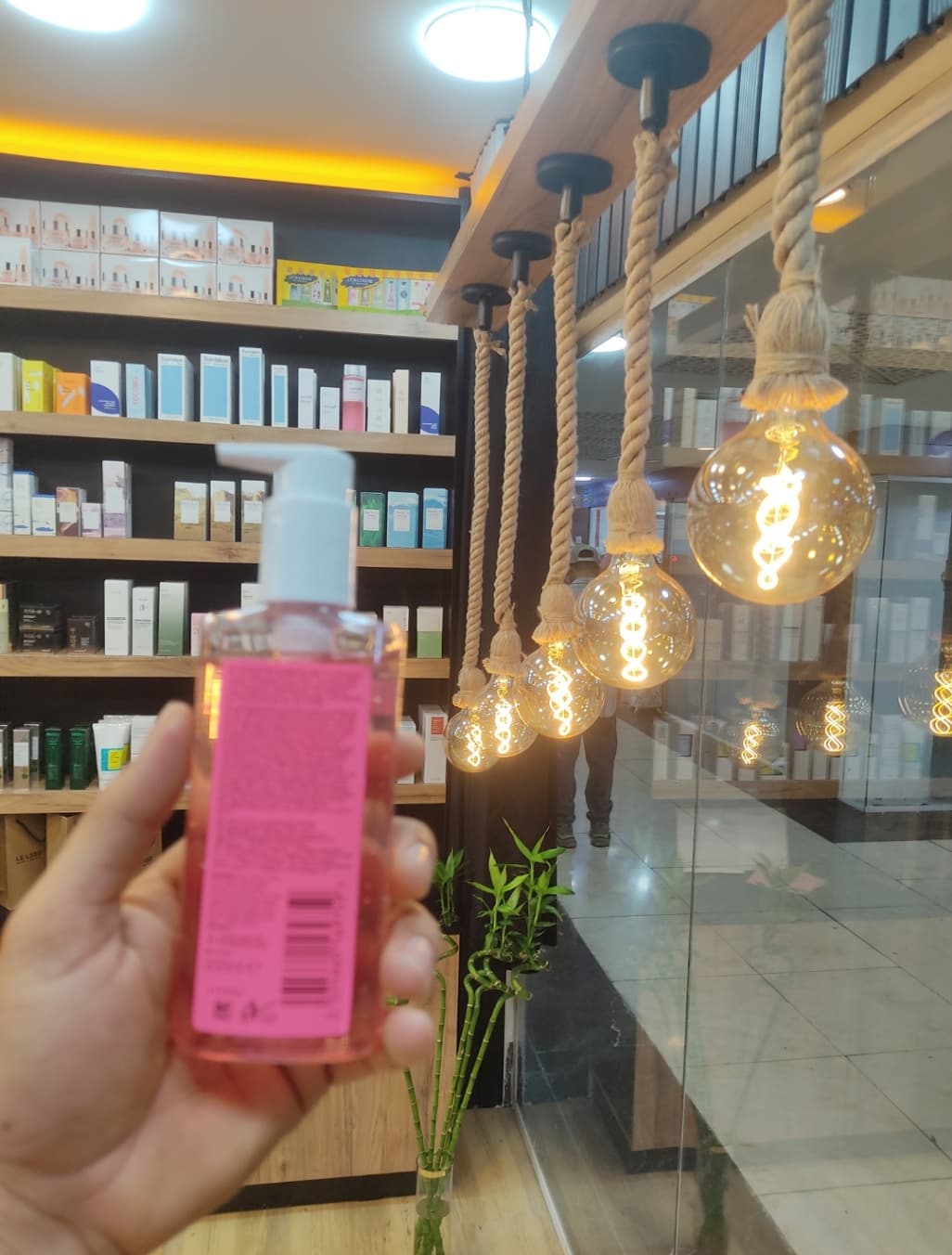 ژل شستشو صورت نوتروژینا Clear & Radiant حاوی ویتامین C و عصاره ی گریپ فروت Neutrogena Fresh & Clear Facial Wash with Pink Grapefruit(Neutrogena Canlandırıcı Yüz Yıkama Jel — تصویر ۴