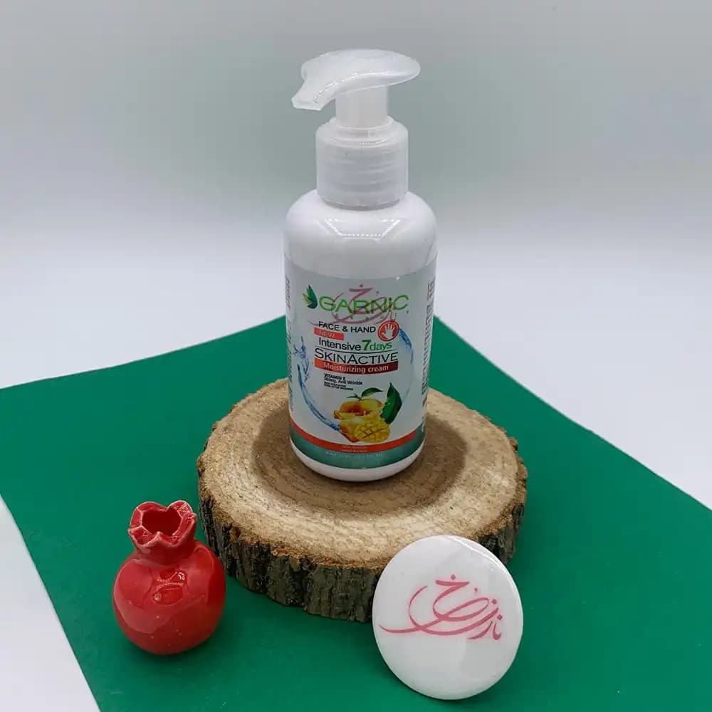 کرم مرطوب کننده پمپی دست و صورت گارنیک GARNIC مدل هلو و انبه ضد چروک و آبرسان پوست خشک حجم 125 میلی لیتر
