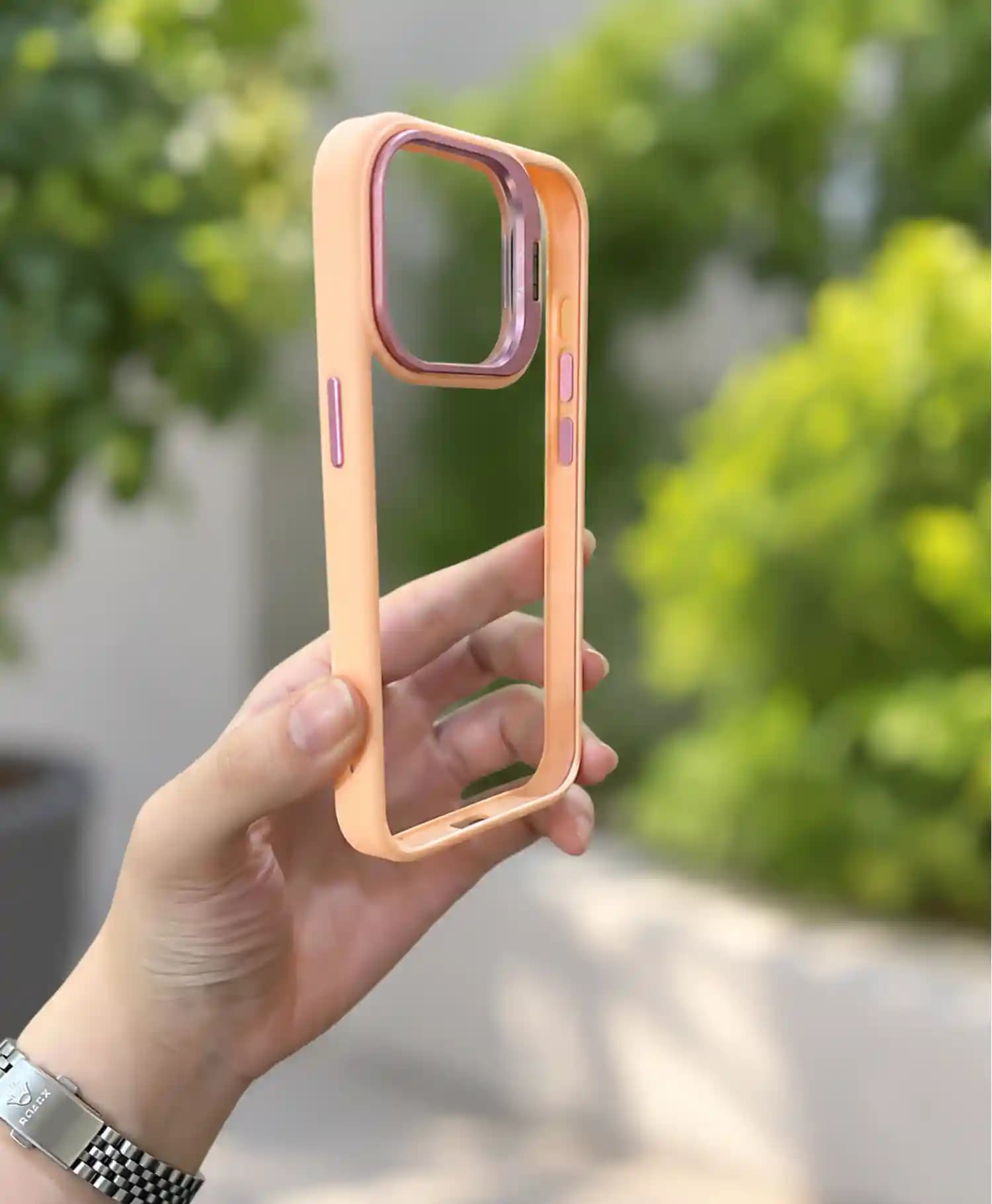قاب استند دار به همراه محافظ لنز فلزی گوشی موبایل Iphone 15 Pro — تصویر ۳