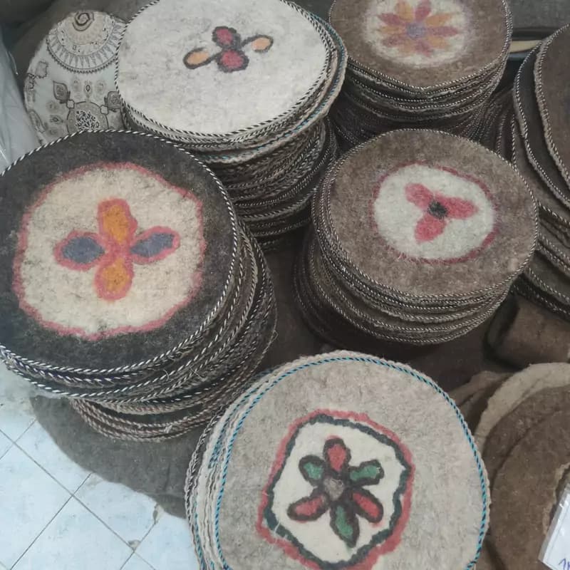 نشیمن نمد پشم گوسفند دوردوزی کوچک – راحتی و اصالت در هر لحظه — تصویر ۲