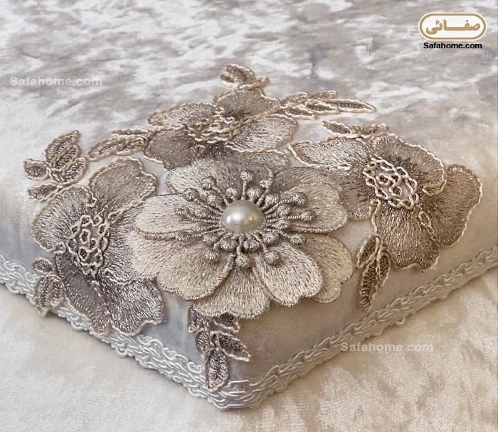 سرویس صندوقچه مخمل 3 تکه گل برجسته دایان طرح آدونیس شیری — تصویر ۴