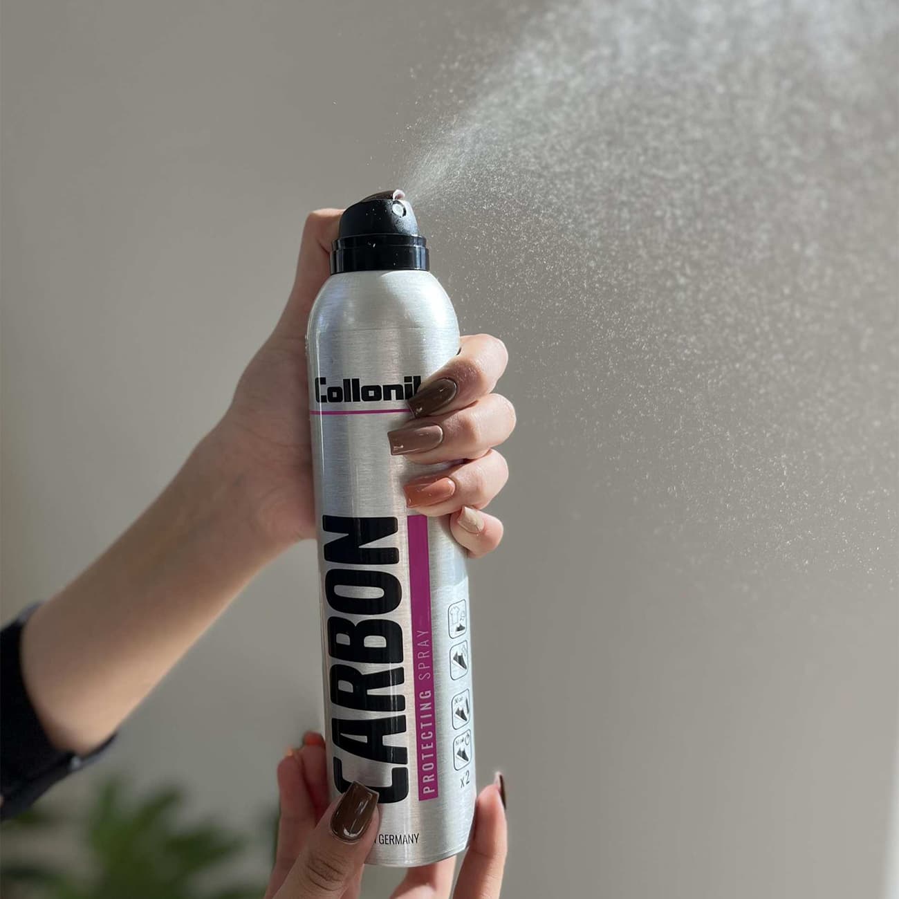 اسپری ضدآب و ضدلک کننده کفش کلنیل 300 میلیلیتری Collonil Carbon Protect Spray با فناوری کربن — تصویر ۶