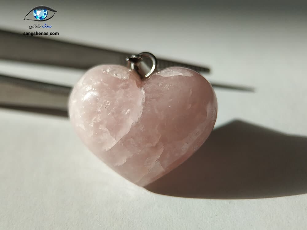 آویز کوارتز صورتی طبیعی با تراش قلب 4.7 گرم — تصویر ۳