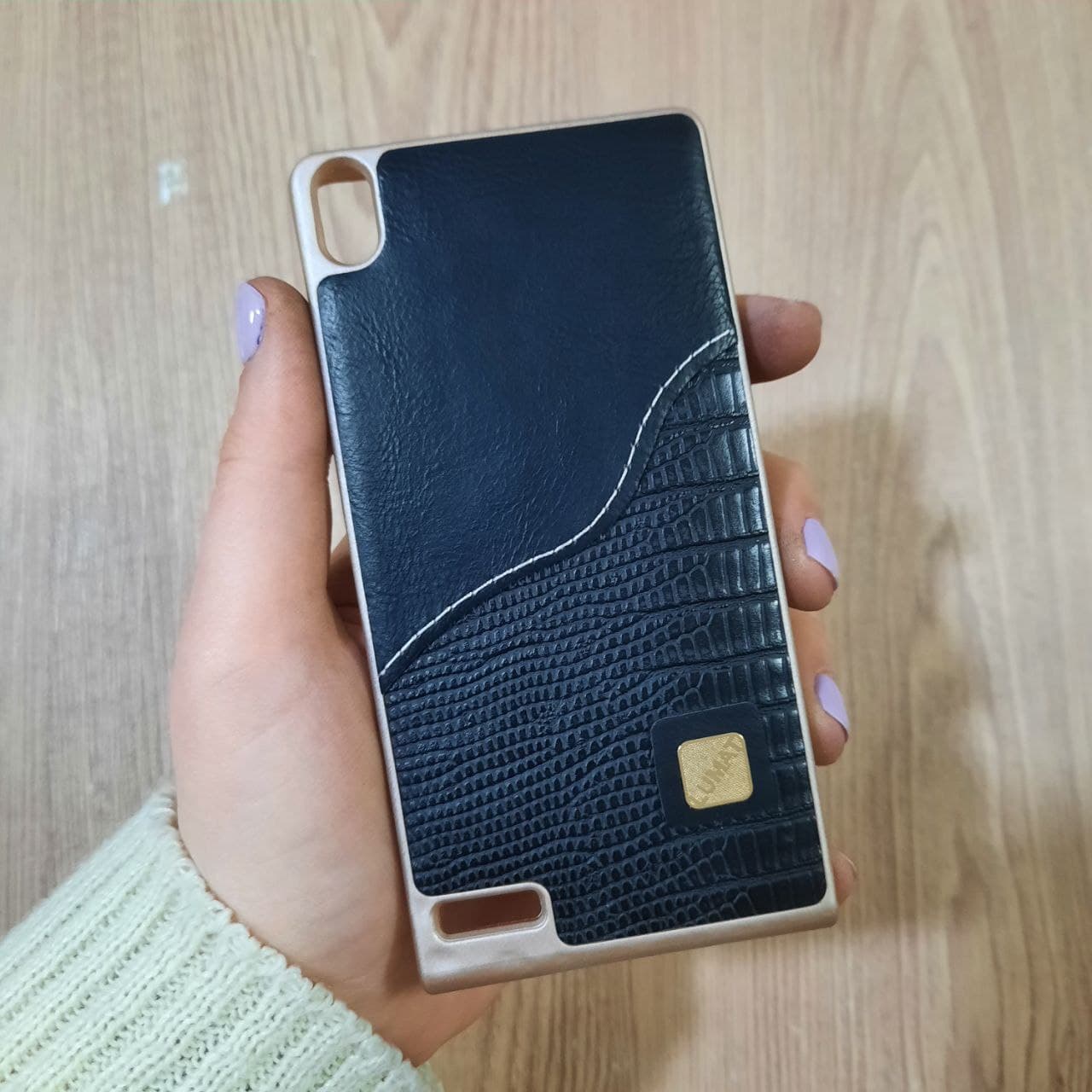 گارد گوشی Huawei P6 دور طلایی پشت چرم طرح دار — تصویر ۶