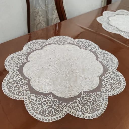 رومیزی عسلی زیربشقابی گرد مخمل دانتل نگین 36 سانت