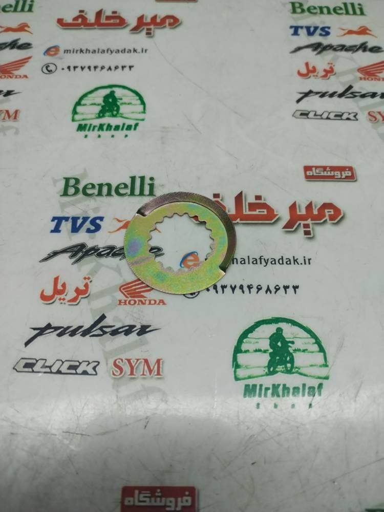 خار (دنده) پولکی واشر شافت (شفت) روی دنده زنجیر جلو موتور بنلی 150 و 180 اصلی — تصویر ۲