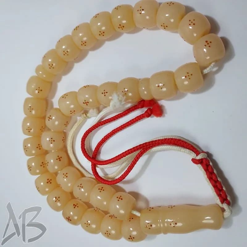 تسبیح سندلوس 33 دانه بودار تراش استوانه ای داغ دار زرد کهربایی کد 826 آقابزرگ — تصویر ۴