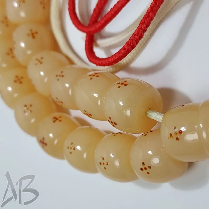 تسبیح سندلوس 33 دانه بودار تراش استوانه ای داغ دار زرد کهربایی کد 826 آقابزرگ — تصویر ۲