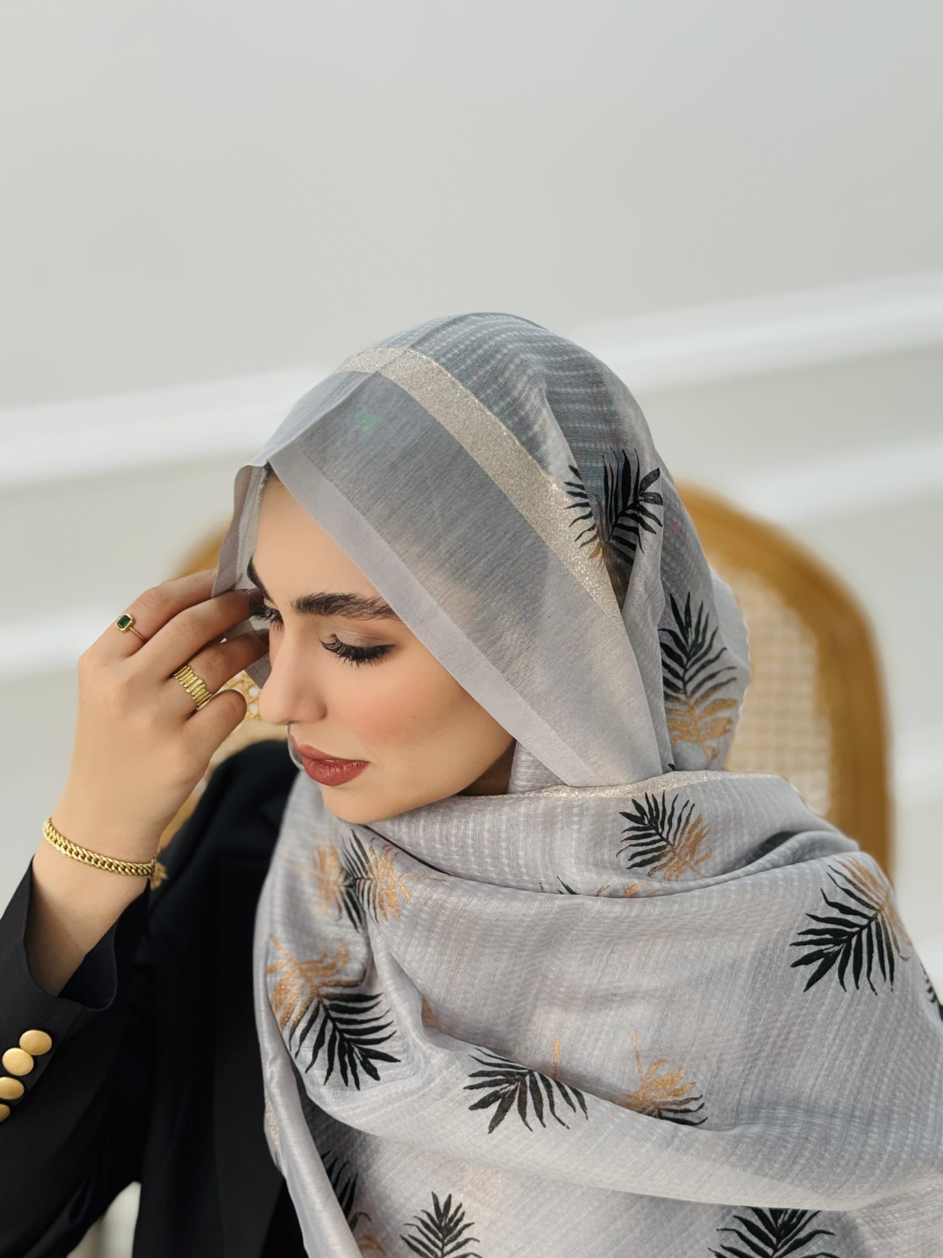 شال زنانه حریر گلدوزی شده طرح برگ — تصویر ۶