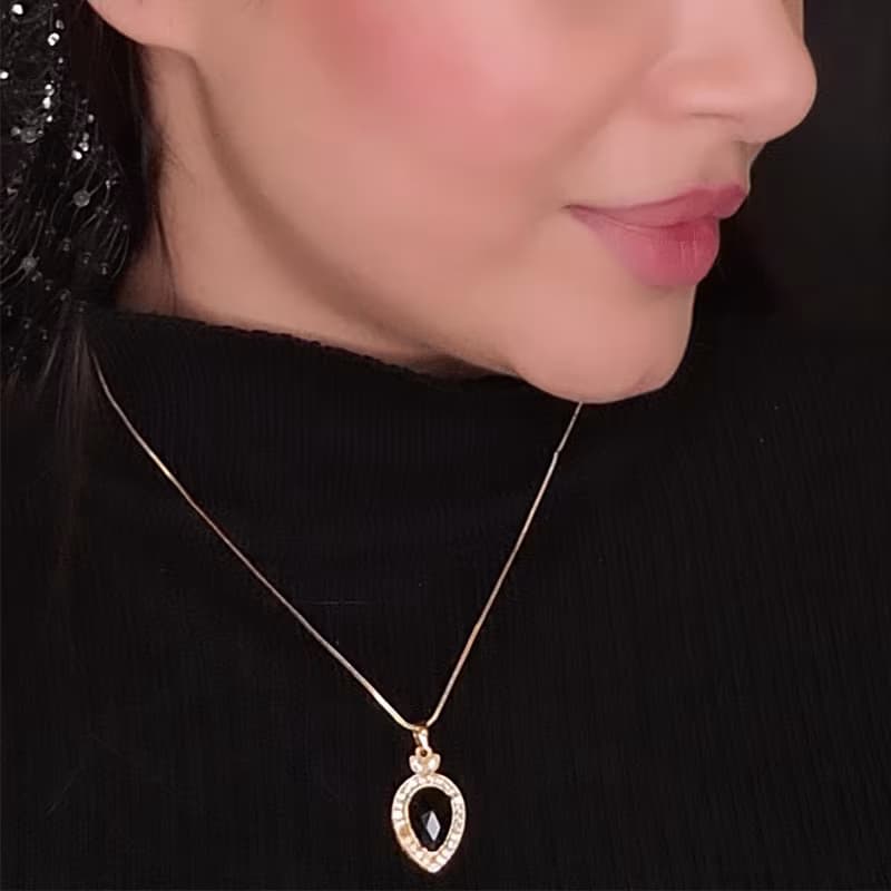 مدال دخترانه مینیمال تک نگین سیاه رنگ طلایی