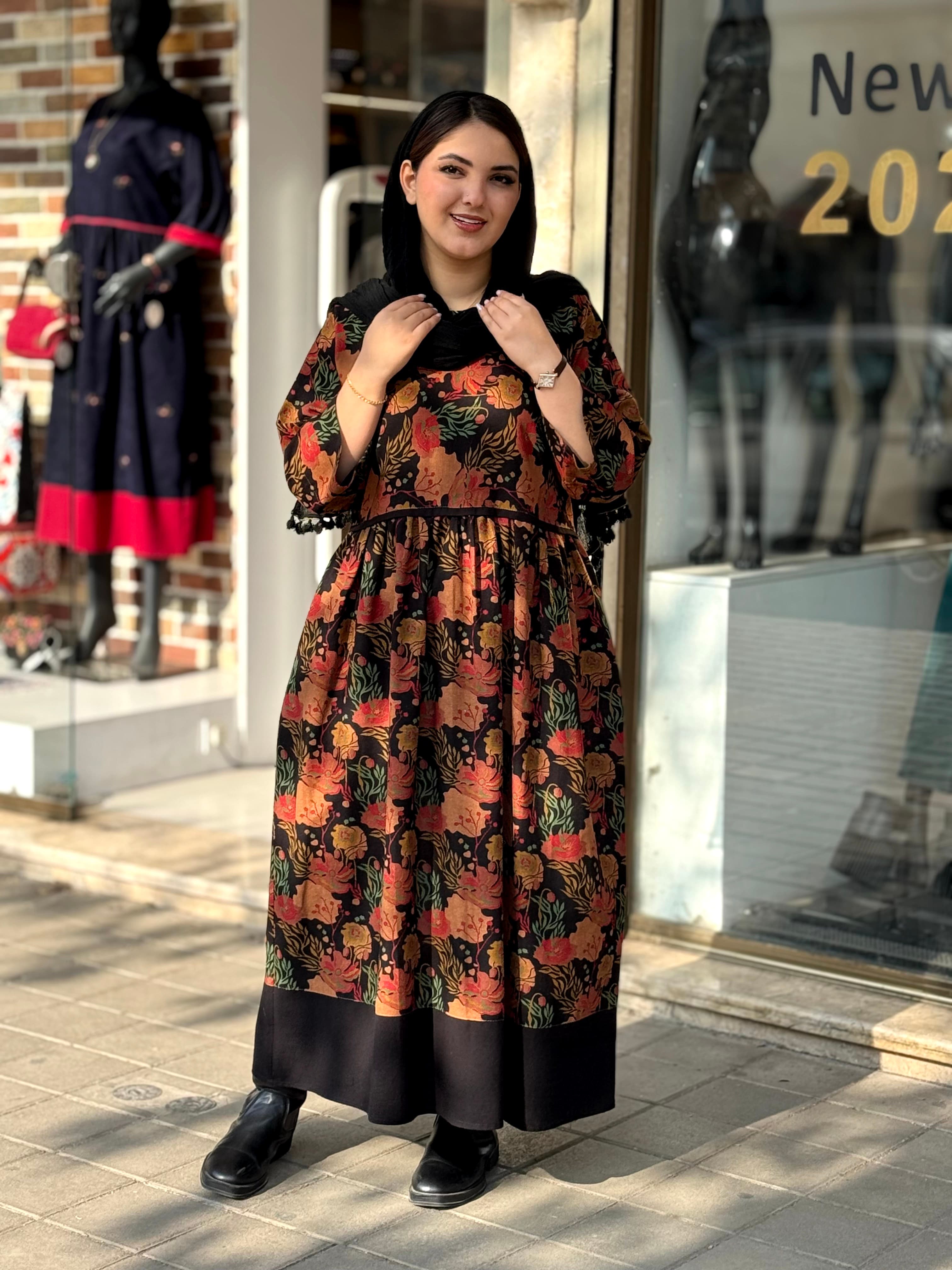 پیراهن نرگس مشکی گل و برگ آجری سبز — تصویر ۳