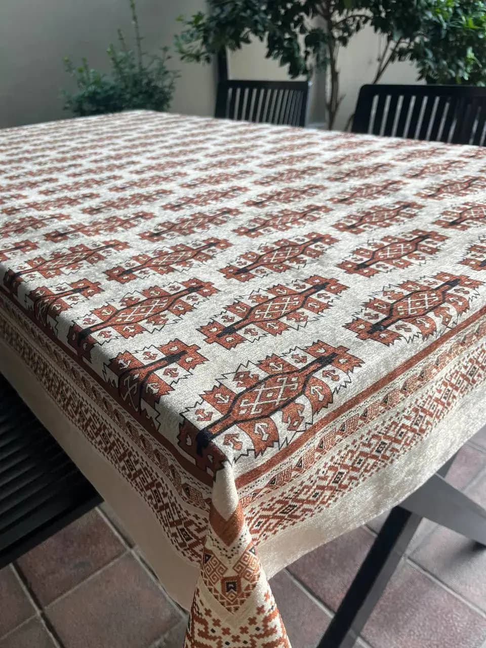 رومیزی مخمل شانل ضد لک طرح آلاگل کد 643