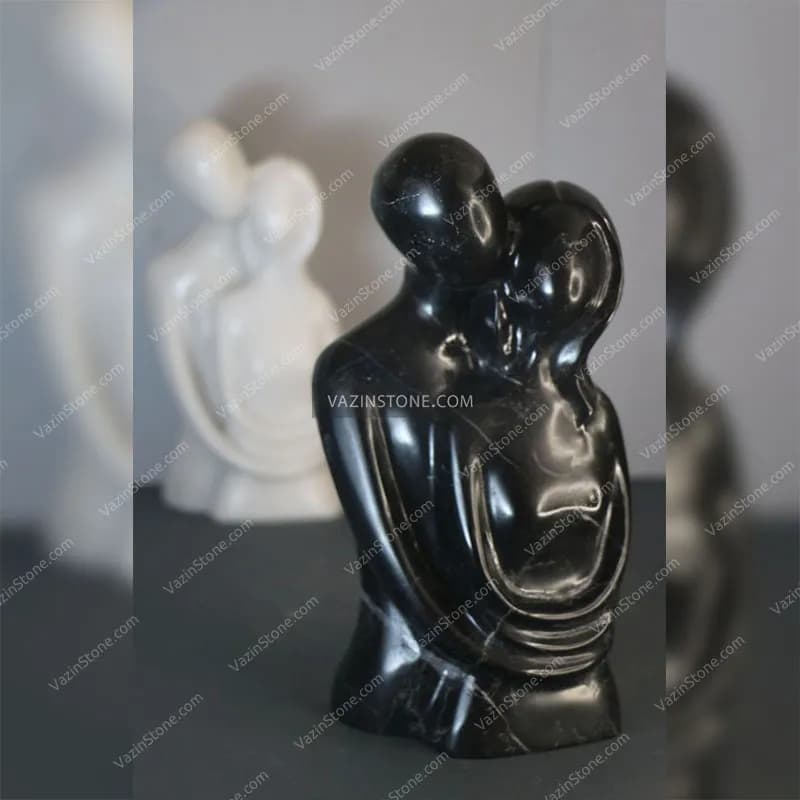 مجسمه سنگی آغوش — تصویر ۲