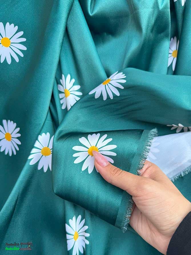 پارچه ساتن ال ایکس سبز رنگ طرح گل بابونه — تصویر ۳