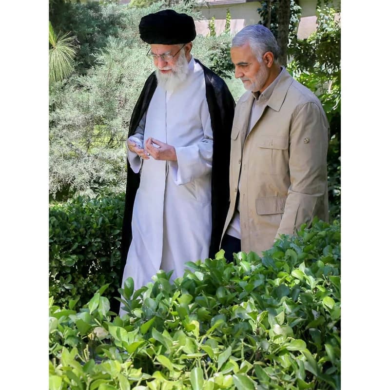تابلو شاسی مدل مقام معظم رهبری در کنار شهید حاج قاسم سلیمانی کد 04