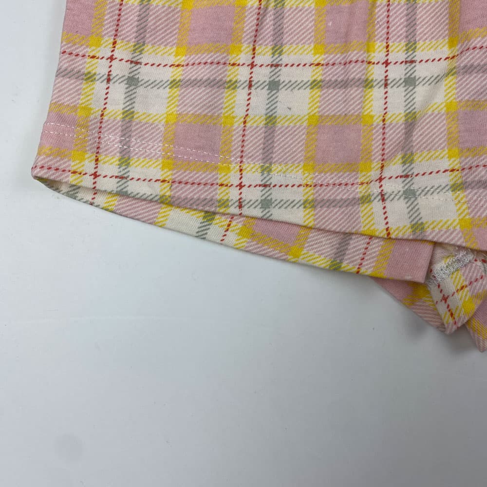 شلوارک دخترانه طرح چهارخونه بندک دار صورتی رنگ — تصویر ۳