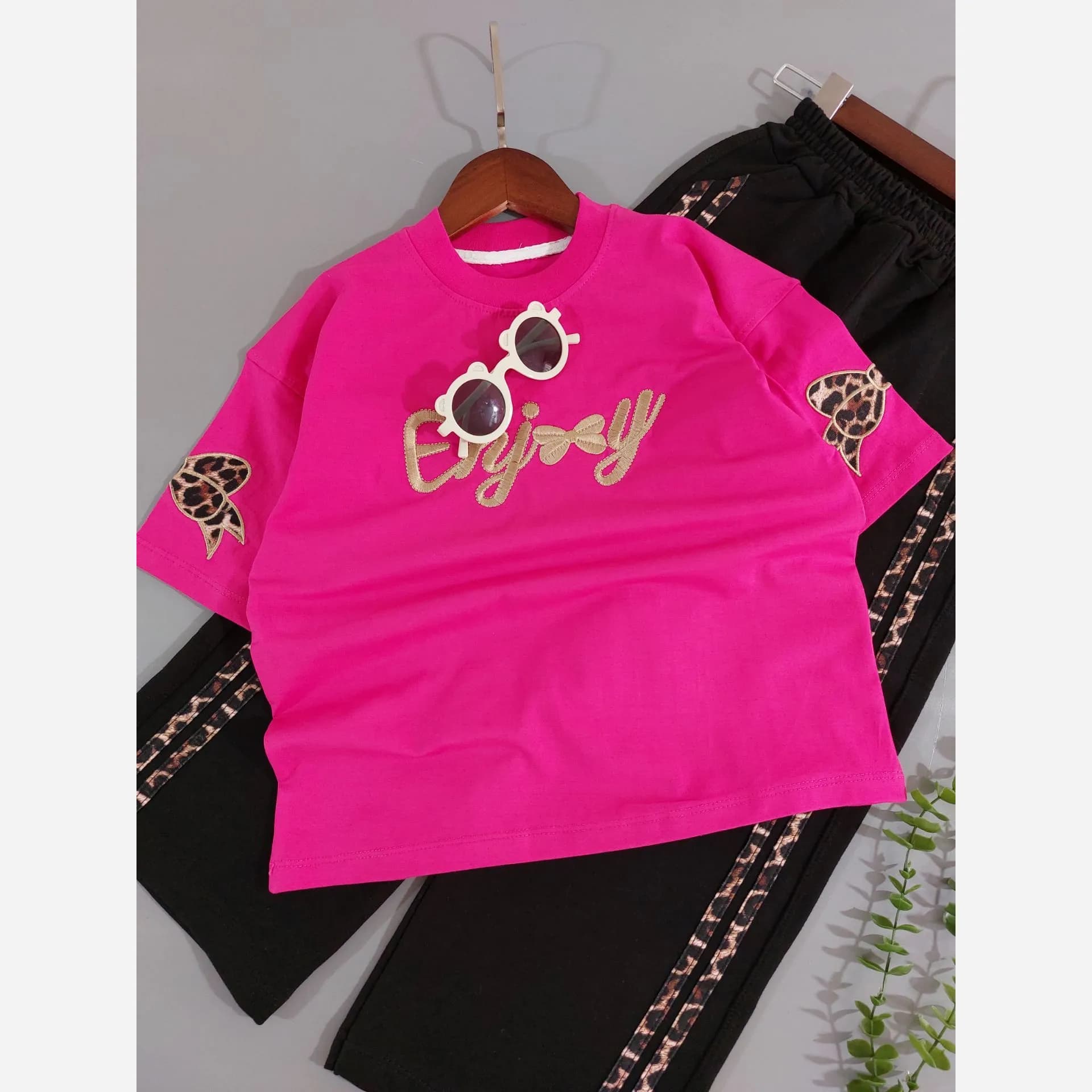 تیشرت شلوار دخترانه طرح enjoy سایزبندی 45 تا 65 بلوز پنبه و شلوار گلکسی خوش فرم — تصویر ۴