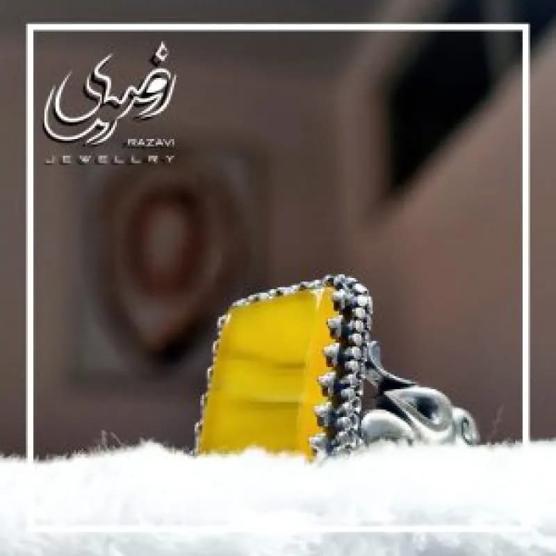 انگشتر نقره طرح رهبری اشکی با نگین عقیق زرد و حکاکی شرف الشمس — تصویر ۳
