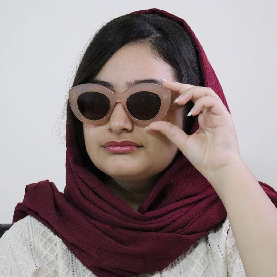 عینک آفتابی زنانه Dior با فریم فانتزی، شکل چشم گربهای، رنگ عسلی و عدسی قهوهای تیره مدل 3214 — تصویر ۲