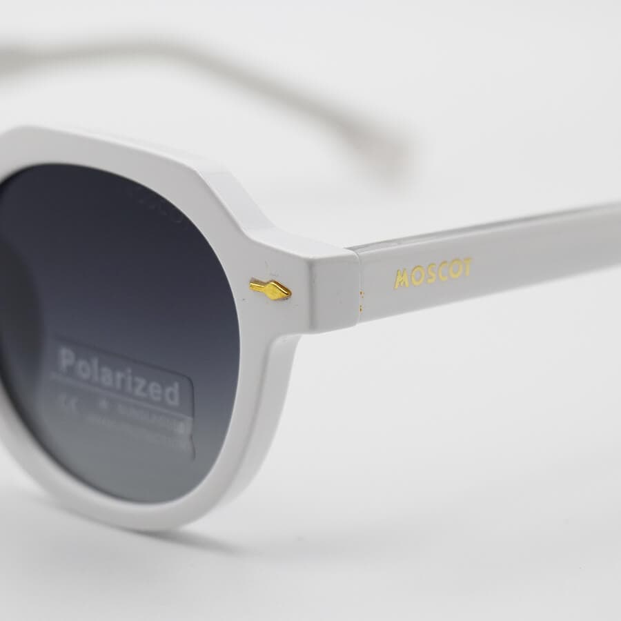 عینک آفتابی پلاریزه Moscot با فریم گرد، رنگ سفید، دسته سیمدار و لنز دودی سایه روشن مدل P1209 — تصویر ۶