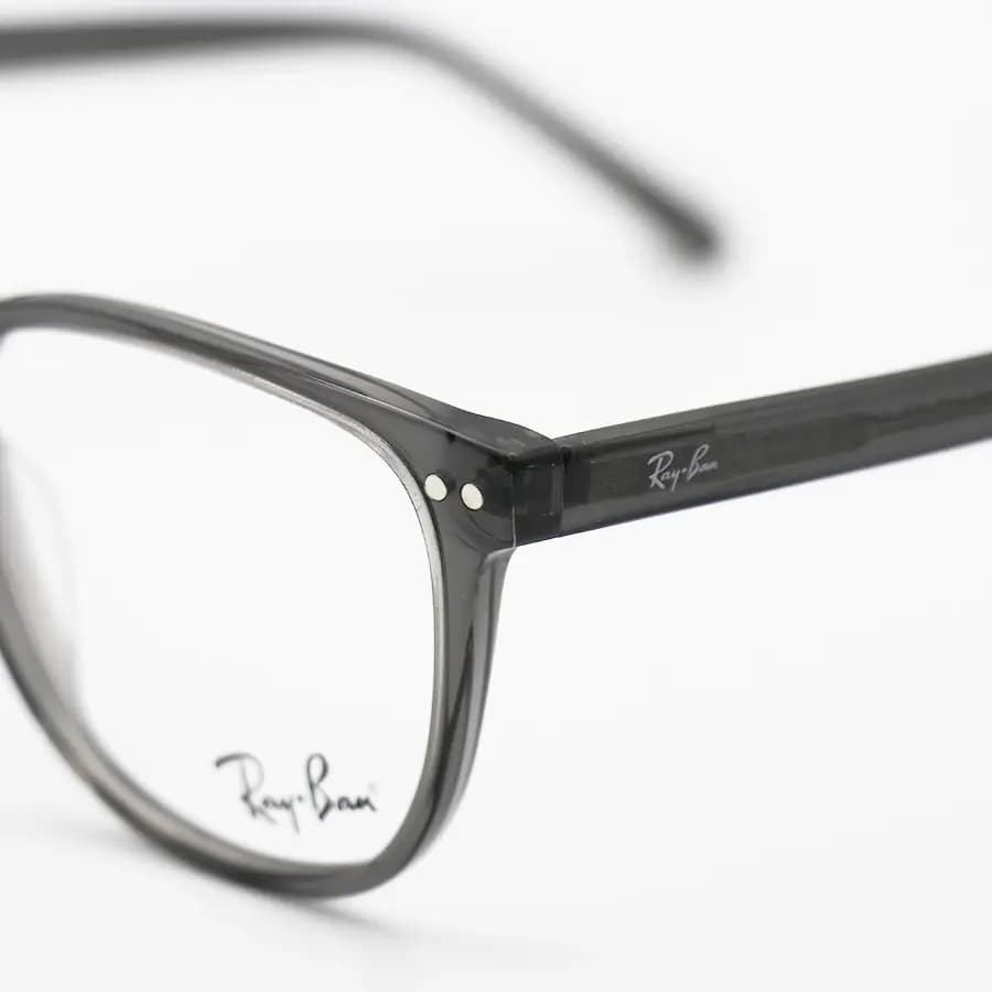 عینک طبی تک کاوره Ray-Ban با فریم رنگ طوسی براق، شکل مربعی، دسته سیمدار، لولا فنردار و کاور دودی تیره و پلاریزه مدل OLD010A — تصویر ۷
