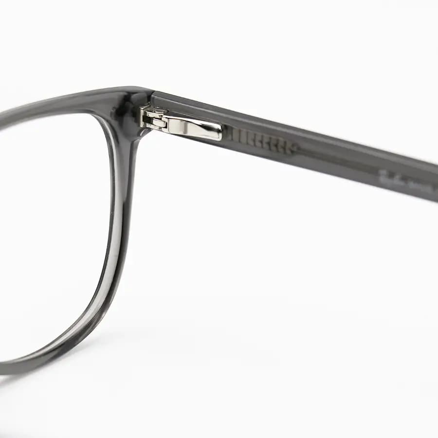 عینک طبی تک کاوره Ray-Ban با فریم رنگ طوسی براق، شکل مربعی، دسته سیمدار، لولا فنردار و کاور دودی تیره و پلاریزه مدل OLD010A — تصویر ۶