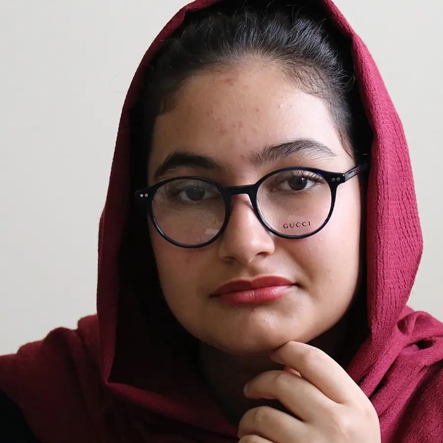 عینک طبی تک کاوره GUCCI با فریم رنگ آبی براق، شکل گرد، دسته سیمدار، لولا فنردار و کاور دودی تیره و پلاریزه مدل OLD033A — تصویر ۲