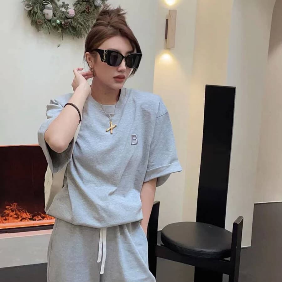عینک آفتابی فانتزی YSL با فریم عسلی براق، شکل چشم گربهای، اور سایز و دسته پهن و لنز قهوهای تیره مدل 6001 — تصویر ۲