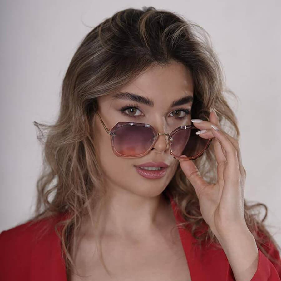 عینک آفتابی زنانه سواروسکی با فریم مربعی شکل، طلایی رنگ و عدسی دودی هایلایت مدل SK055 — تصویر ۲