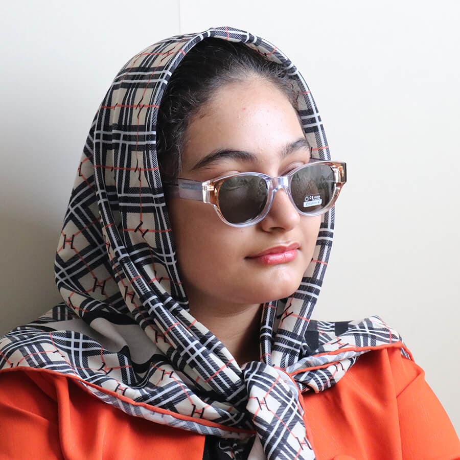 عینک آفتابی زنانه گوچی با فریم صورتی، شکل بیضی، دسته سیمدار و لنز قهوهای تیره و پلاریزه مدل 669802 — تصویر ۸