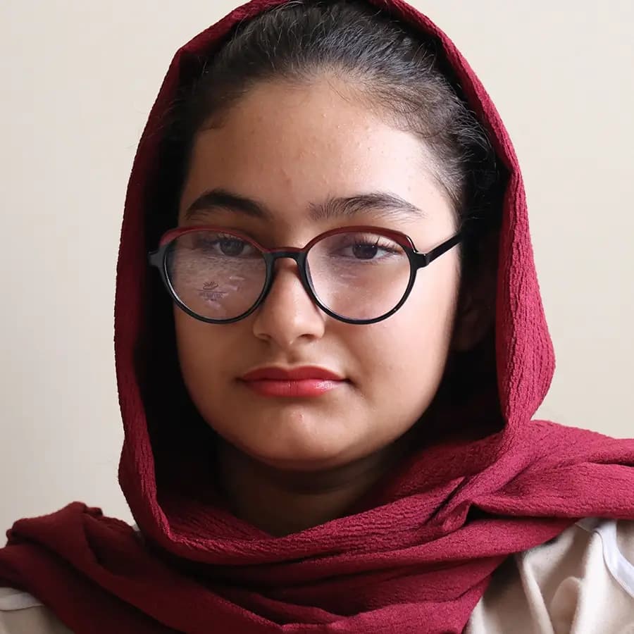 عینک زنانه با فریم دو رنگ مشکی و قرمز، شگل گرد و دایرهای، دسته سیمدار و لنز بلوکات و UV400 مدل 8329 — تصویر ۲