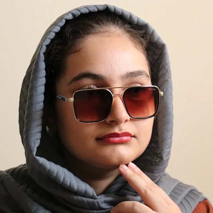عینک آفتابی پرادا با فریم مربعی شکل، رنگ نوک مدادی و عدسی دودی سایه روشن مدل PR2001 — تصویر ۸
