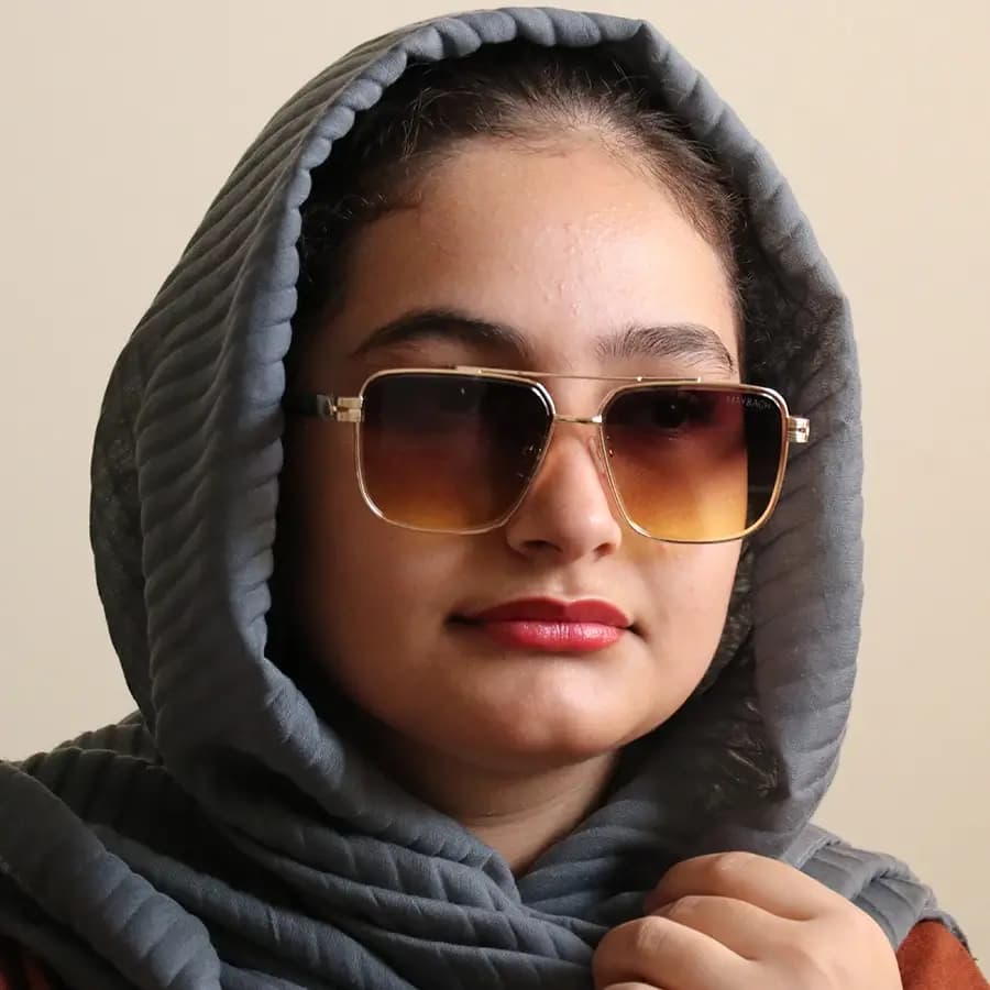 عینک آفتابی لاکچری Maybach با فریم طلایی، مربعی شکل، دسته چوبی و لنز قهوهای گرادینت مدل 23186 — تصویر ۲