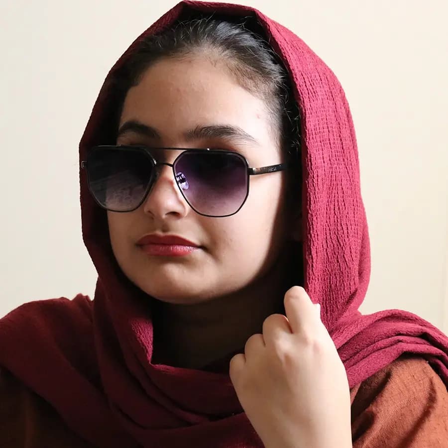 عینک آفتابی پرادا با فریم شکل چندضلعی، طلایی رنگ و عدسی قهوهای سایه روشن مدل 22410 — تصویر ۸