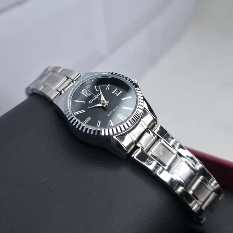 ساعت ست مردانه-زنانه کاسیو مدل CASIO-MTP-1183 – بند نقره ای صفحه مشکی — تصویر ۵