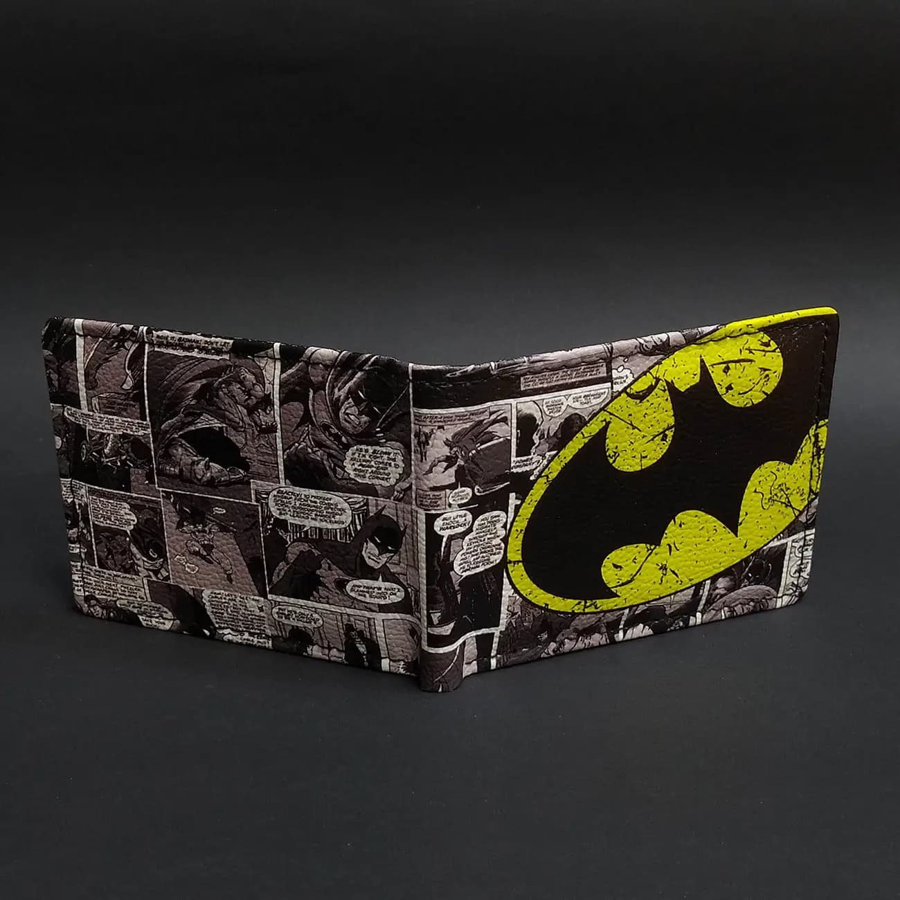 کیف پول چرمی چاپی کُمیک Batman | مدل بتمن کُمیکی با طراحی ابرقهرمانی و استایل شهری — تصویر ۲