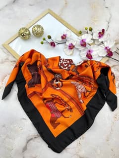 مینی اسکارف برند هرمس زمینه نارنجی با حاشیه مشکی کد MA108 — تصویر ۲
