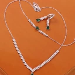سرویس نقره جواهری سوپرمیکرو نگین سبز عیار 925 با آبکاری طلاسفید همراه با فاکتور رسمی — تصویر ۵