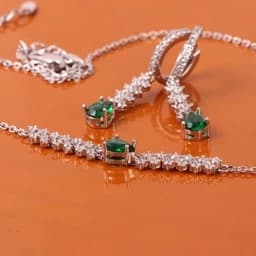 سرویس نقره جواهری سوپرمیکرو نگین سبز عیار 925 با آبکاری طلاسفید همراه با فاکتور رسمی — تصویر ۴