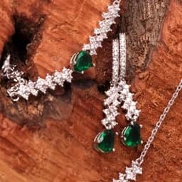 سرویس نقره جواهری سوپرمیکرو نگین سبز عیار 925 با آبکاری طلاسفید همراه با فاکتور رسمی — تصویر ۶