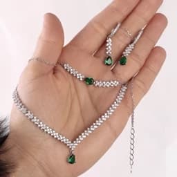 سرویس نقره جواهری سوپرمیکرو نگین سبز عیار 925 با آبکاری طلاسفید همراه با فاکتور رسمی — تصویر ۲