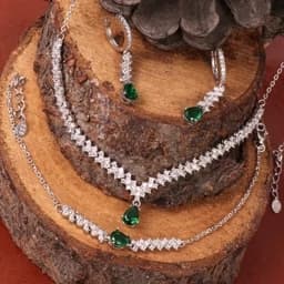 سرویس نقره جواهری سوپرمیکرو نگین سبز عیار 925 با آبکاری طلاسفید همراه با فاکتور رسمی — تصویر ۳