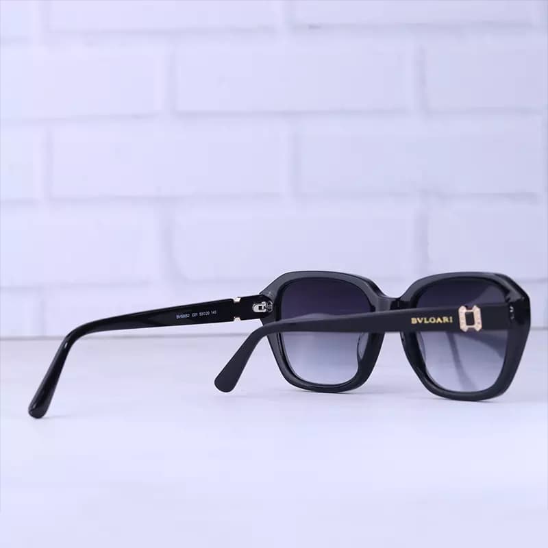 عینک آفتابی بولگاری زنانه فریم مربع مشکی استیت BV 50052/1 — تصویر ۳